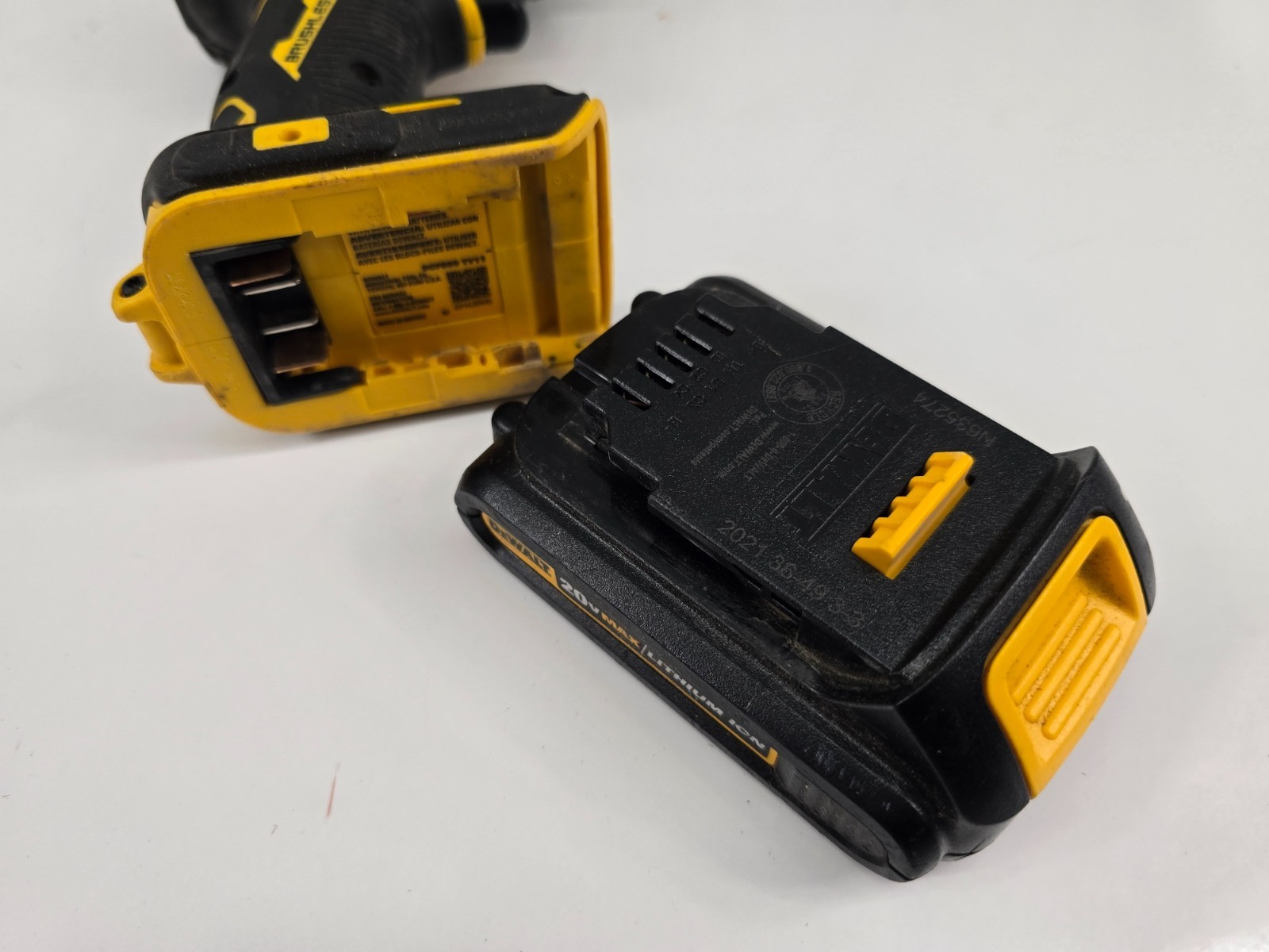 DEWALT 20V 1/4” Impact Driver DCF809 W/ Battery & Charger