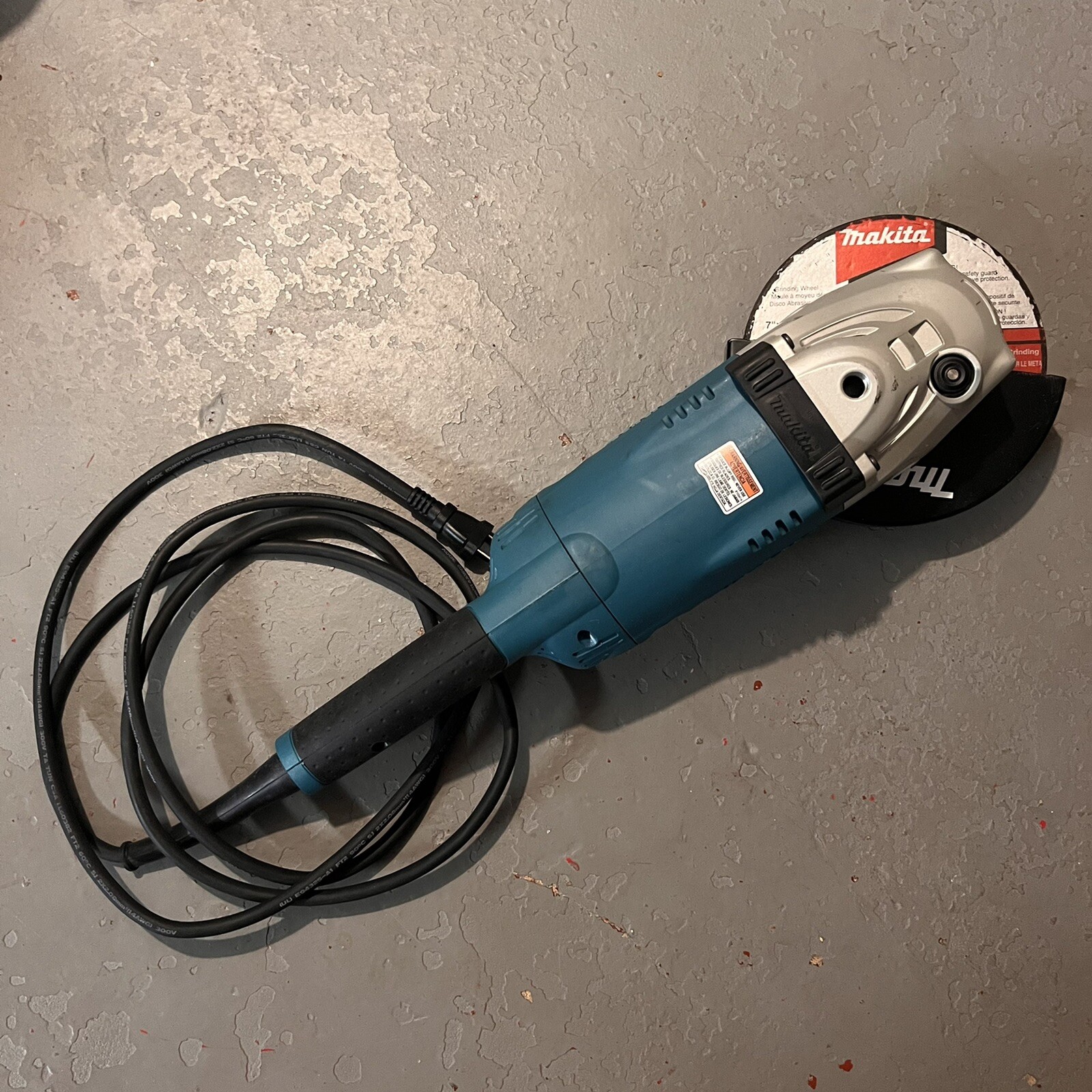 Makita GA7021 120V 7&Prime; 15 amp 15A Angle Grinder with AC/DC Switch