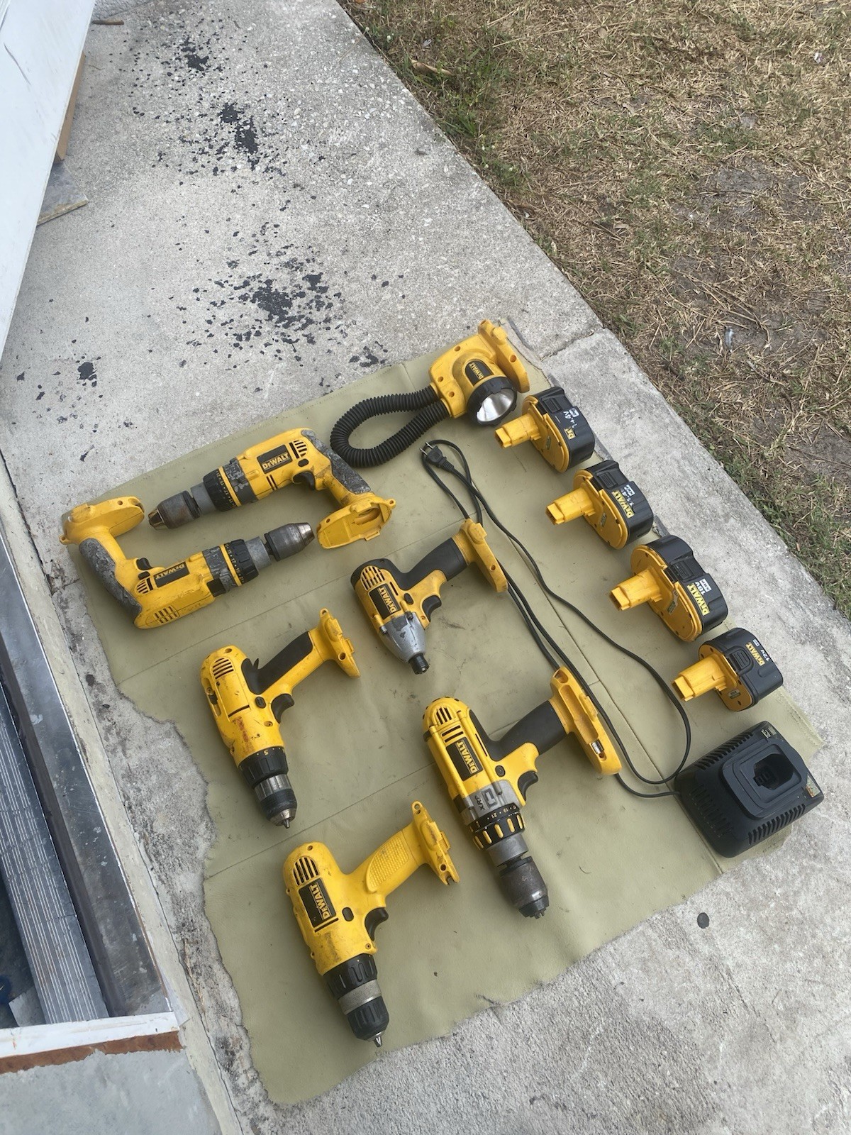 ✅12 PIECE DeWalt TOOL COMBO SET 6 DRILLS 1 FLASHLIGHT 4 BATTERIES 1 CHARGER USED