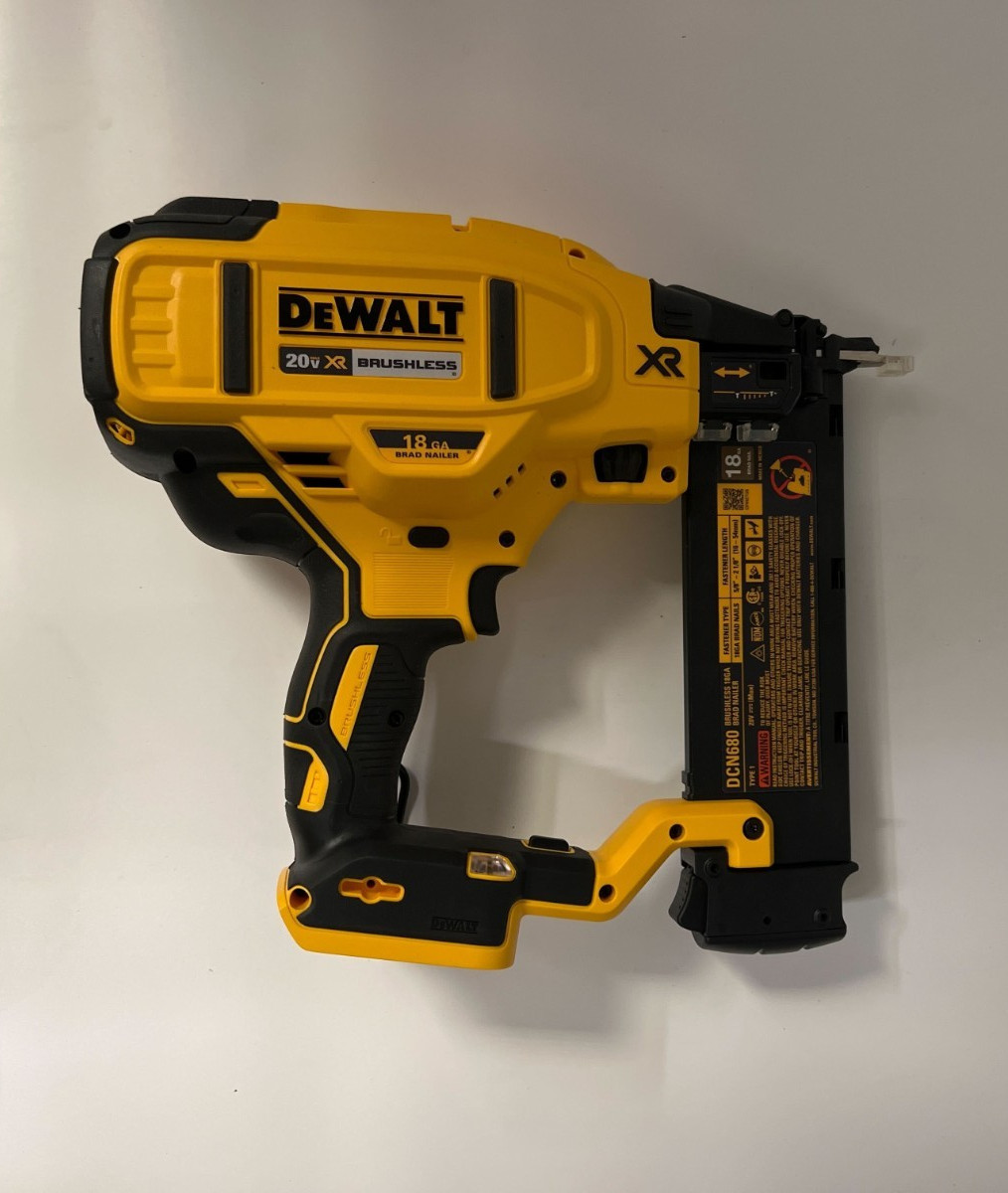 [Open-Box] (DCN680D1) DEWALT 20V MAX* XR 18 GA Cordless Brad Nailer Kit