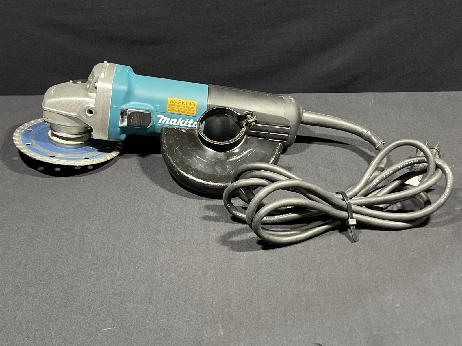 Makita 9557NB 120V 4-1/2 In Slide Switch AC/DC Angle Grinder