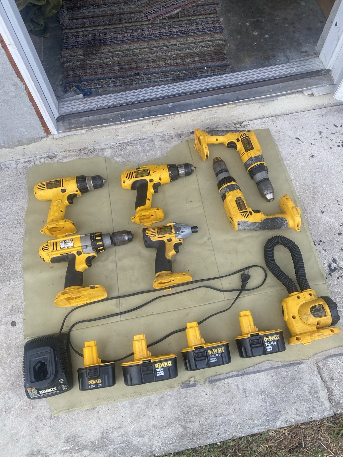 ✅12 PIECE DeWalt TOOL COMBO SET 6 DRILLS 1 FLASHLIGHT 4 BATTERIES 1 CHARGER USED