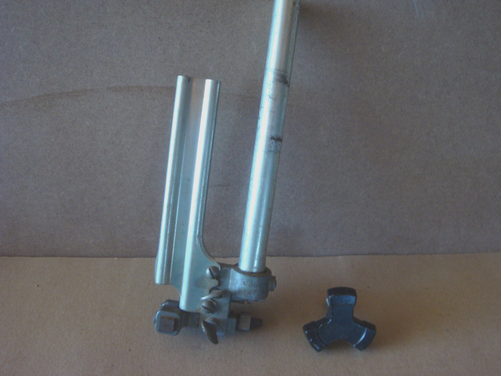 Delta Rockwell 14&Prime; Band Saw Upper Blade Guide Assembly and lock knob LBS-127