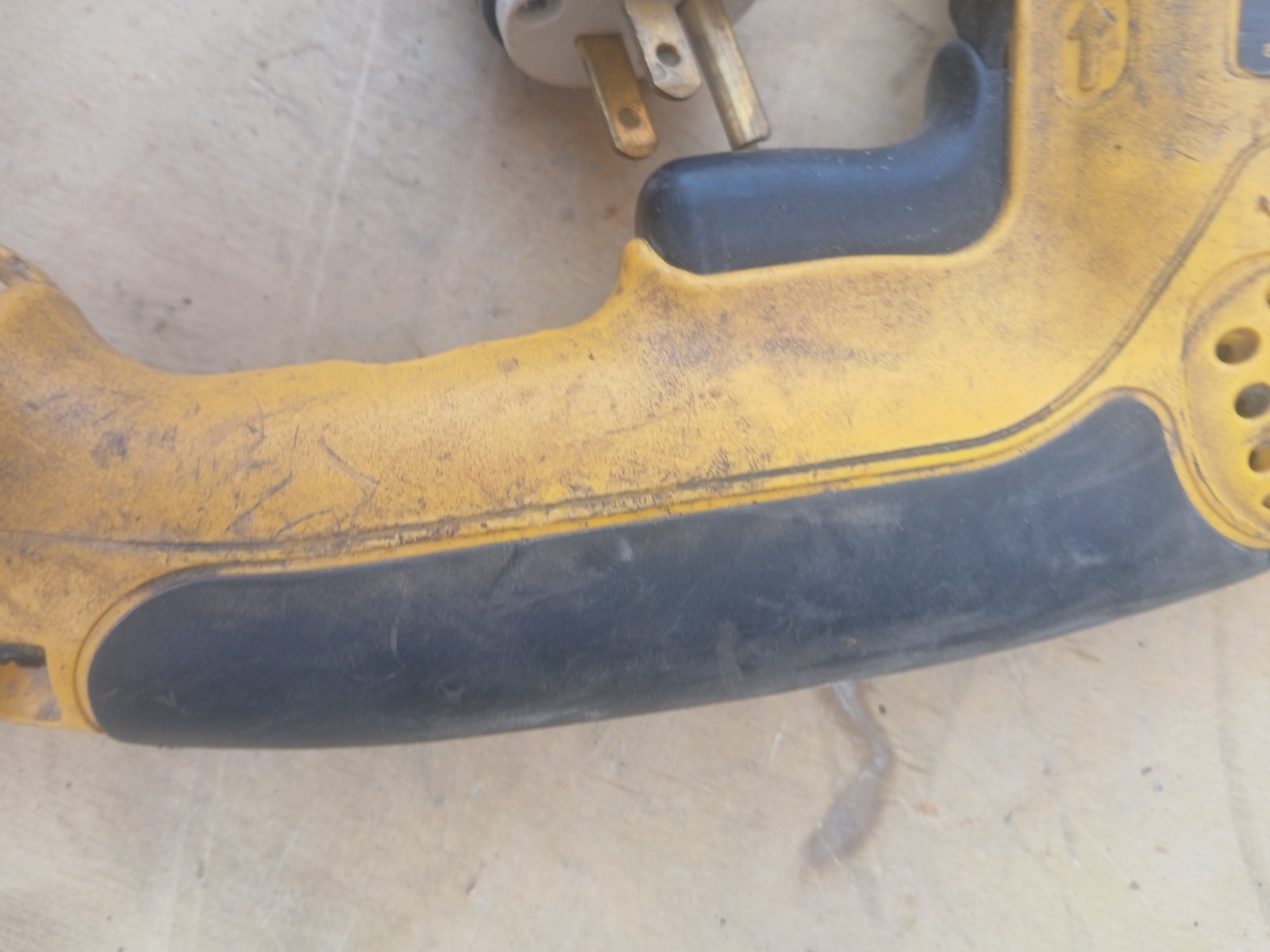 FOR PARTS or REPAIR DEWALT Corded 1/2 in Variable Speed Reversing Drill (DW235G)