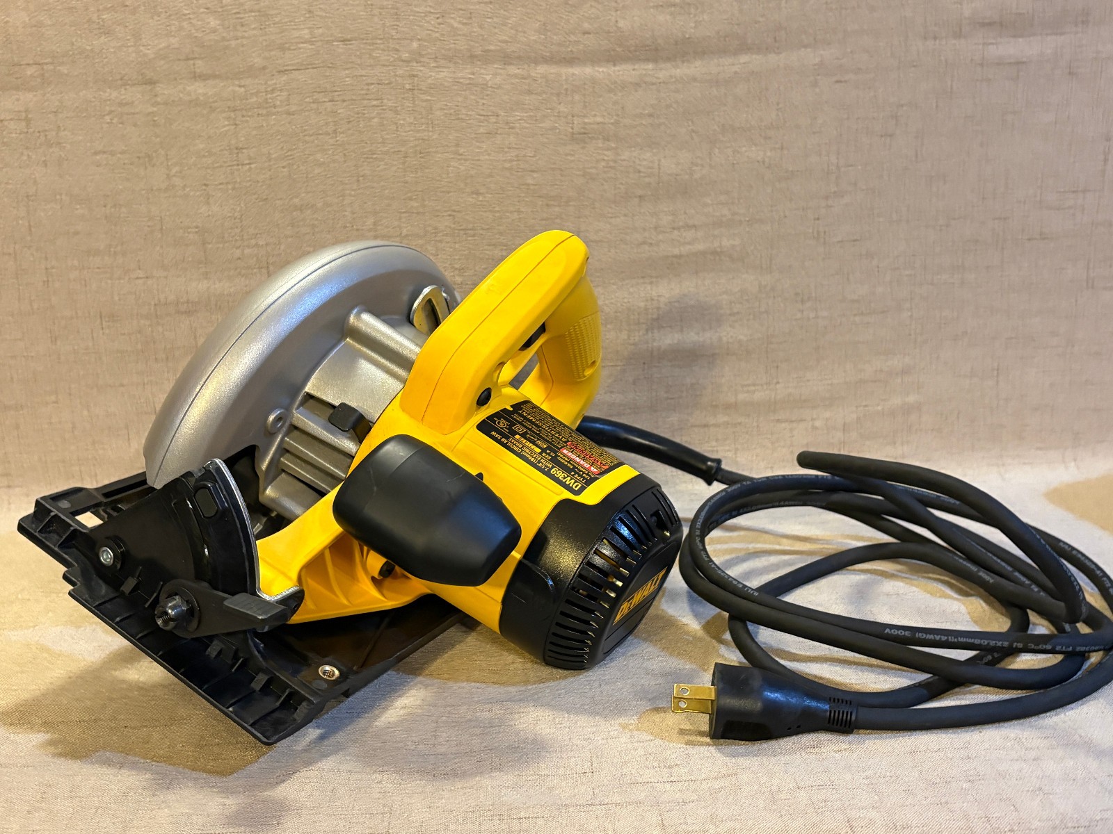 DeWalt DW369 7-1/4&Prime; Corded Circular Saw – Heavy Duty 15 Amp 5800 RPM