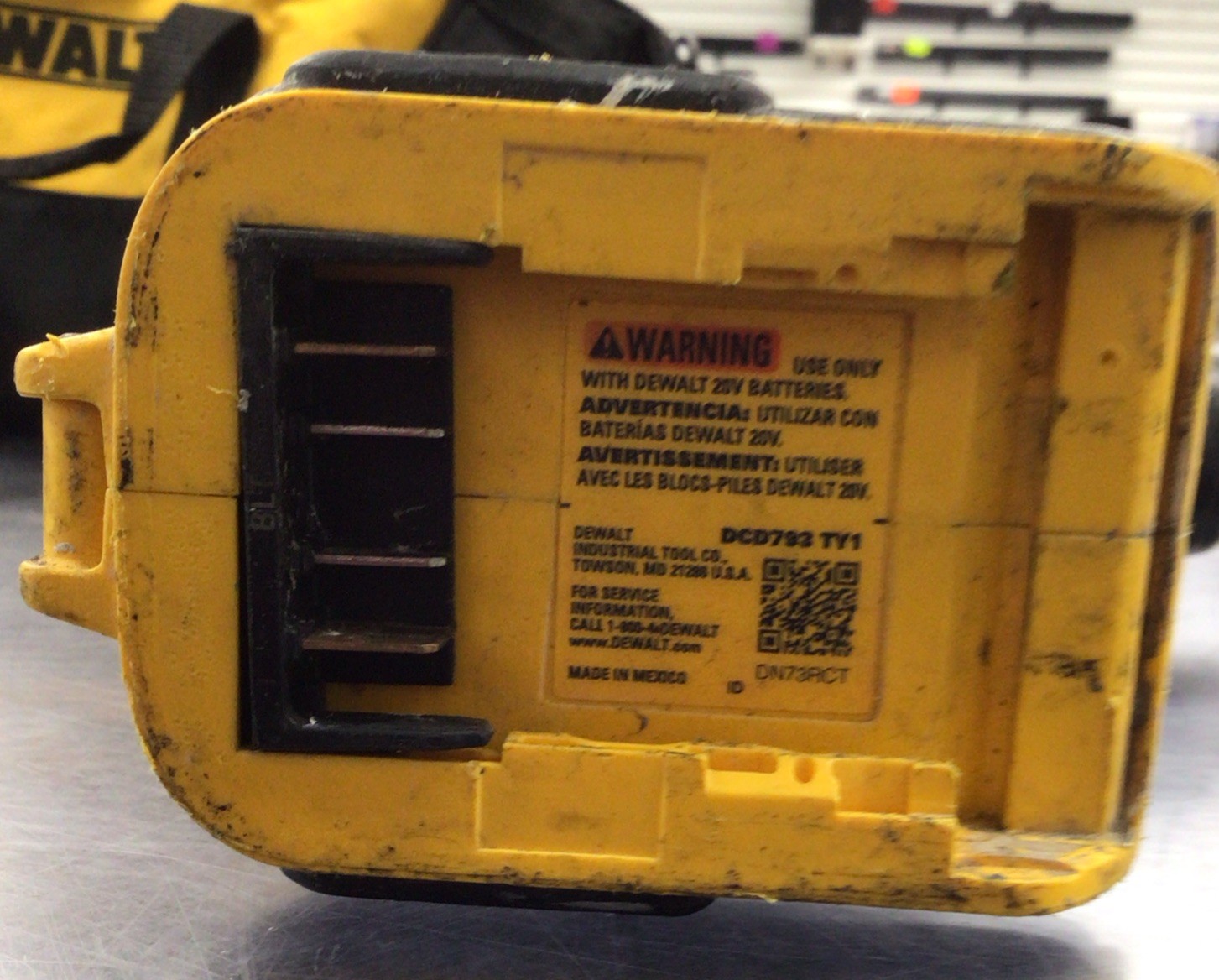 DEWALT 20V MAX Brushless Compact Drill/Driver DCD793B, 1/2 in w/bag *USED
