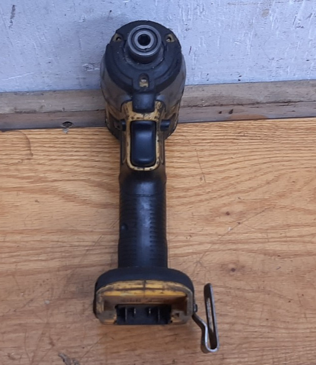 DEWALT DCF887B 20V Impact Driver – Black/Yellow (Tool Only) R