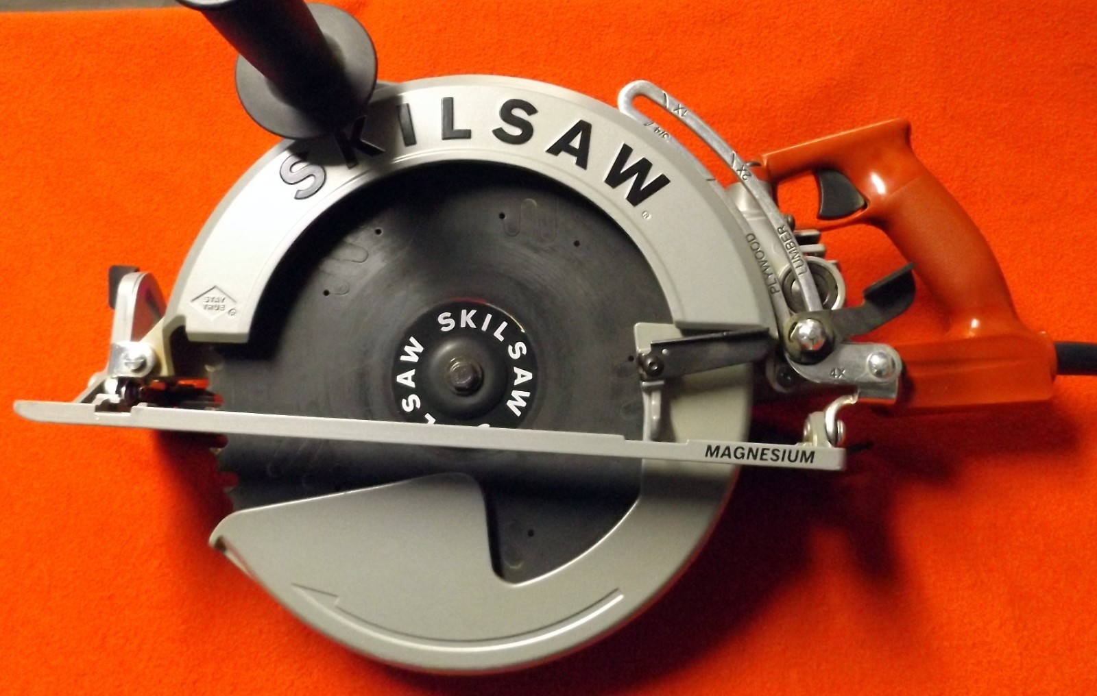 Skilsaw Sawsquatch Worm Drive Circular Saw – Silver (SPT70WM)