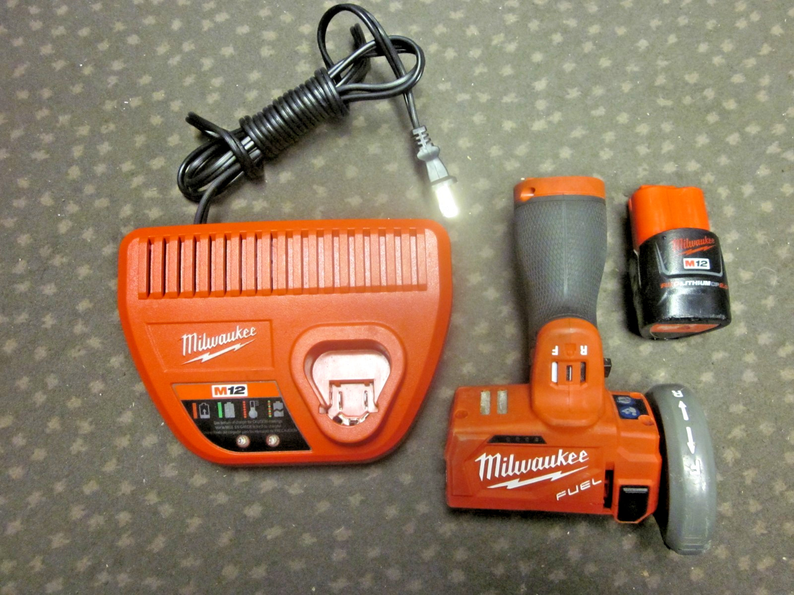 MILWAUKEE 2522-20 M12 FUEL 12V 3&Prime; COMPACT CUT OFF SAW WITH BATTERY CHARGER