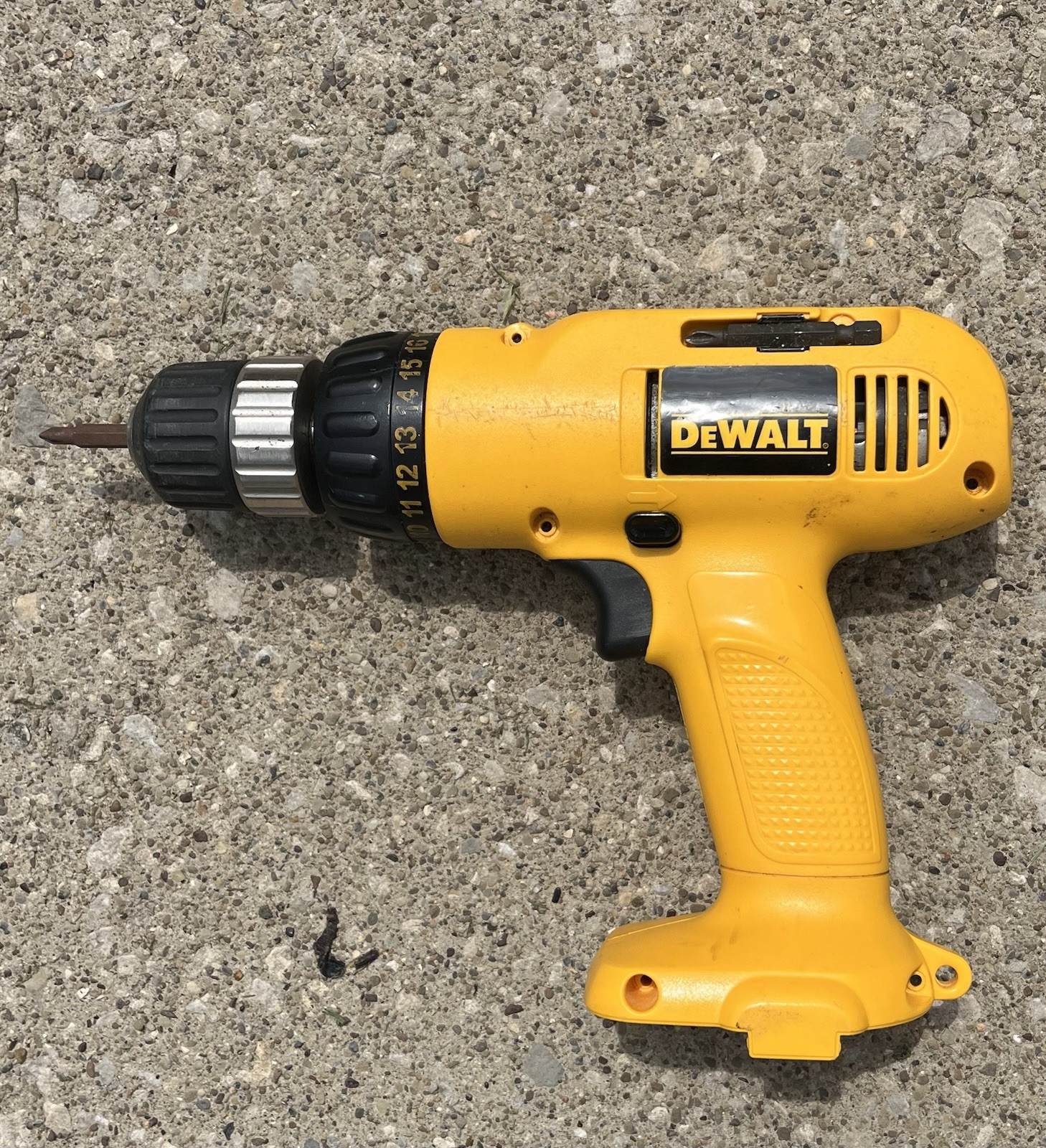 Dewalt DW953 12 Volt Drill w/DW9106 Battery Charger & Black Metal Case