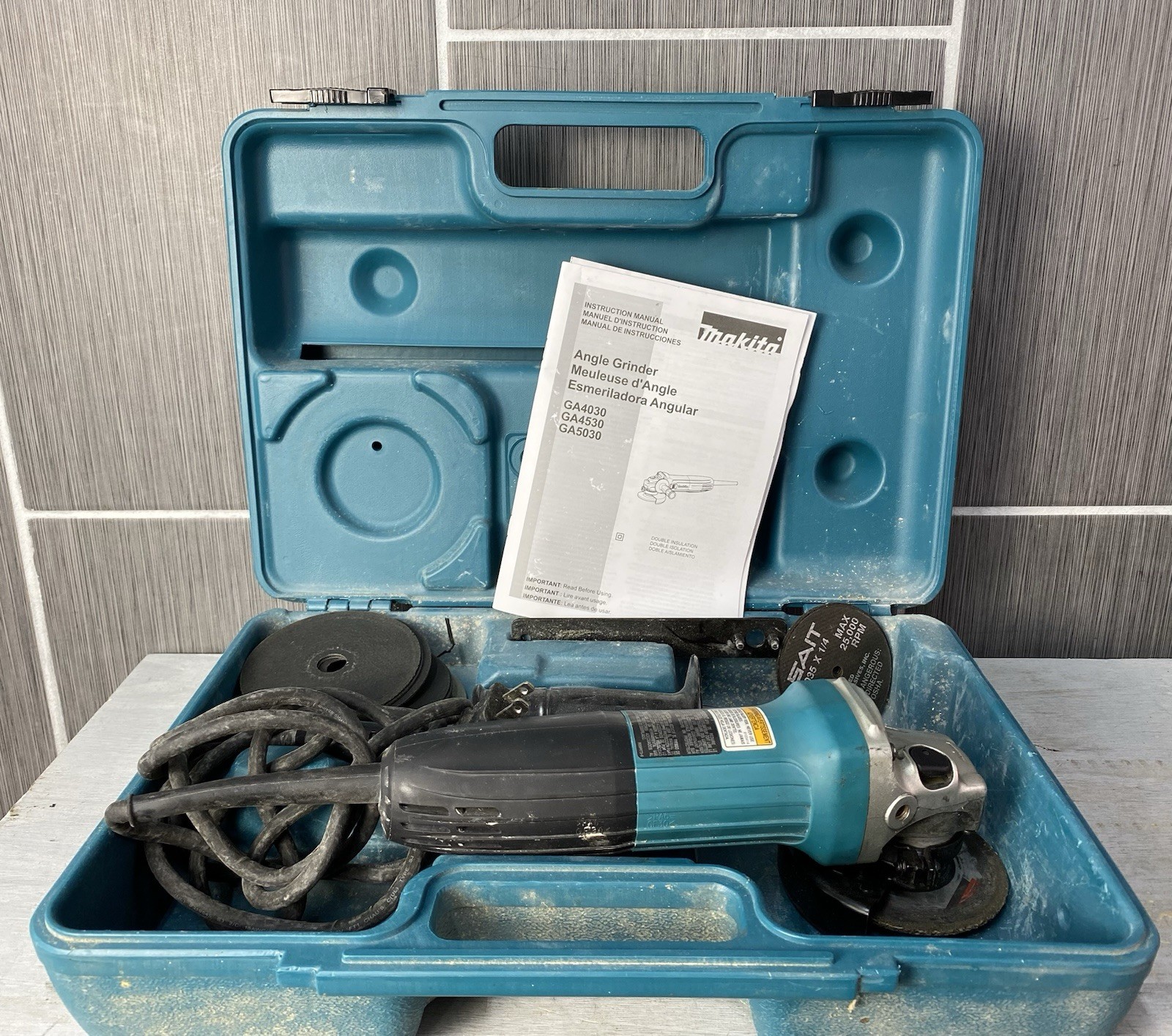 Makita GA4030 4&Prime; Corded Angle Grinder 6A 120V w Case Wrench Wheels Handle Tested