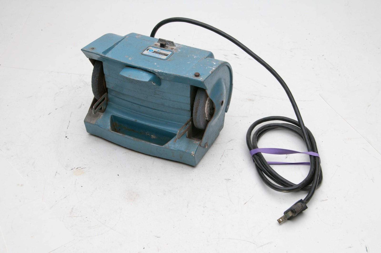 Manning Bowman Div Bench Grinder Model 71504 4-1/2&Prime; 1.7 amps 3500 rpm 115v WORKS