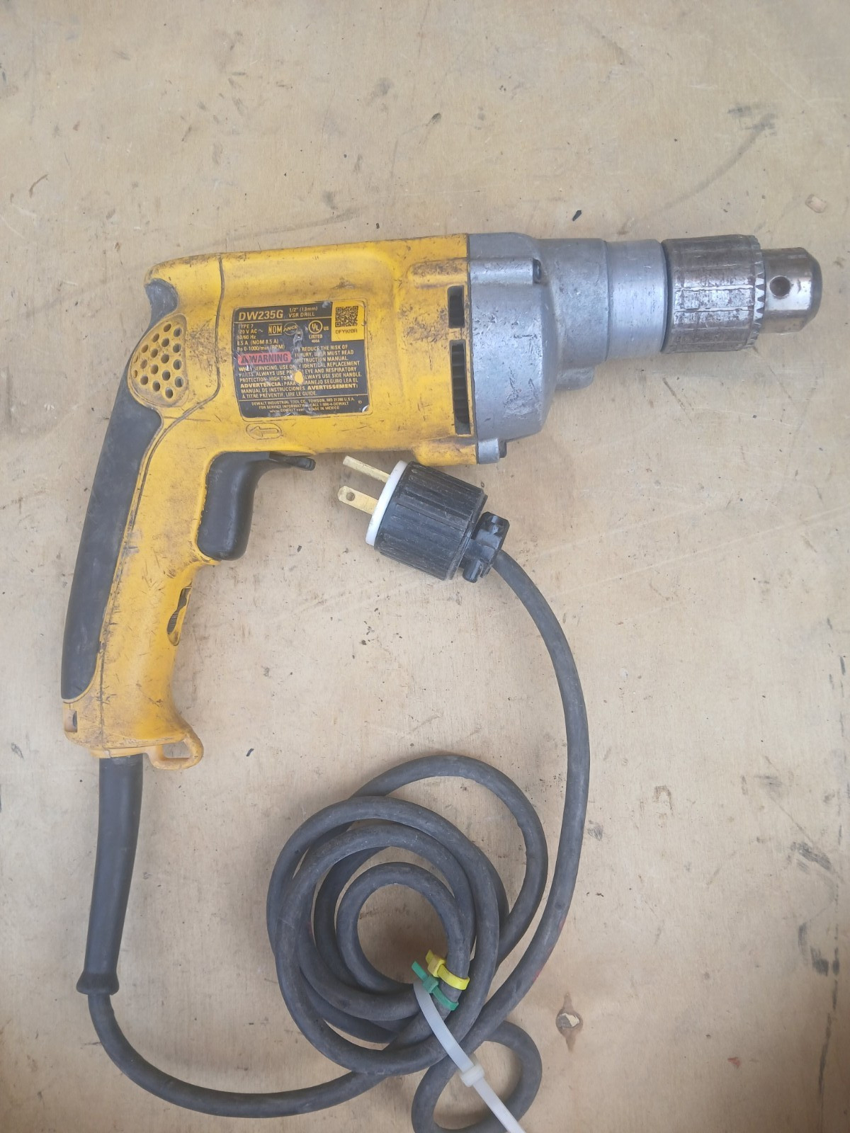 FOR PARTS or REPAIR DEWALT Corded 1/2 in Variable Speed Reversing Drill (DW235G)