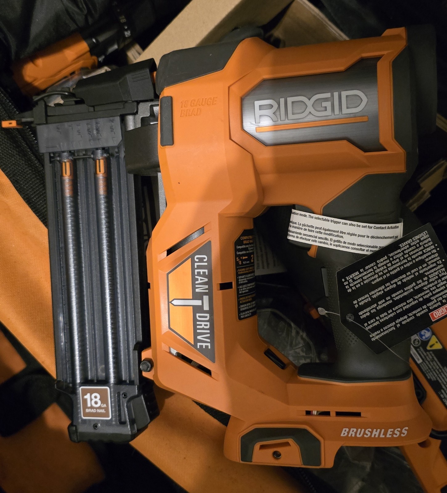 RIDGID 18V 18 Gauge 4Ah Brushless Brad Nailer – Orange (R09891)