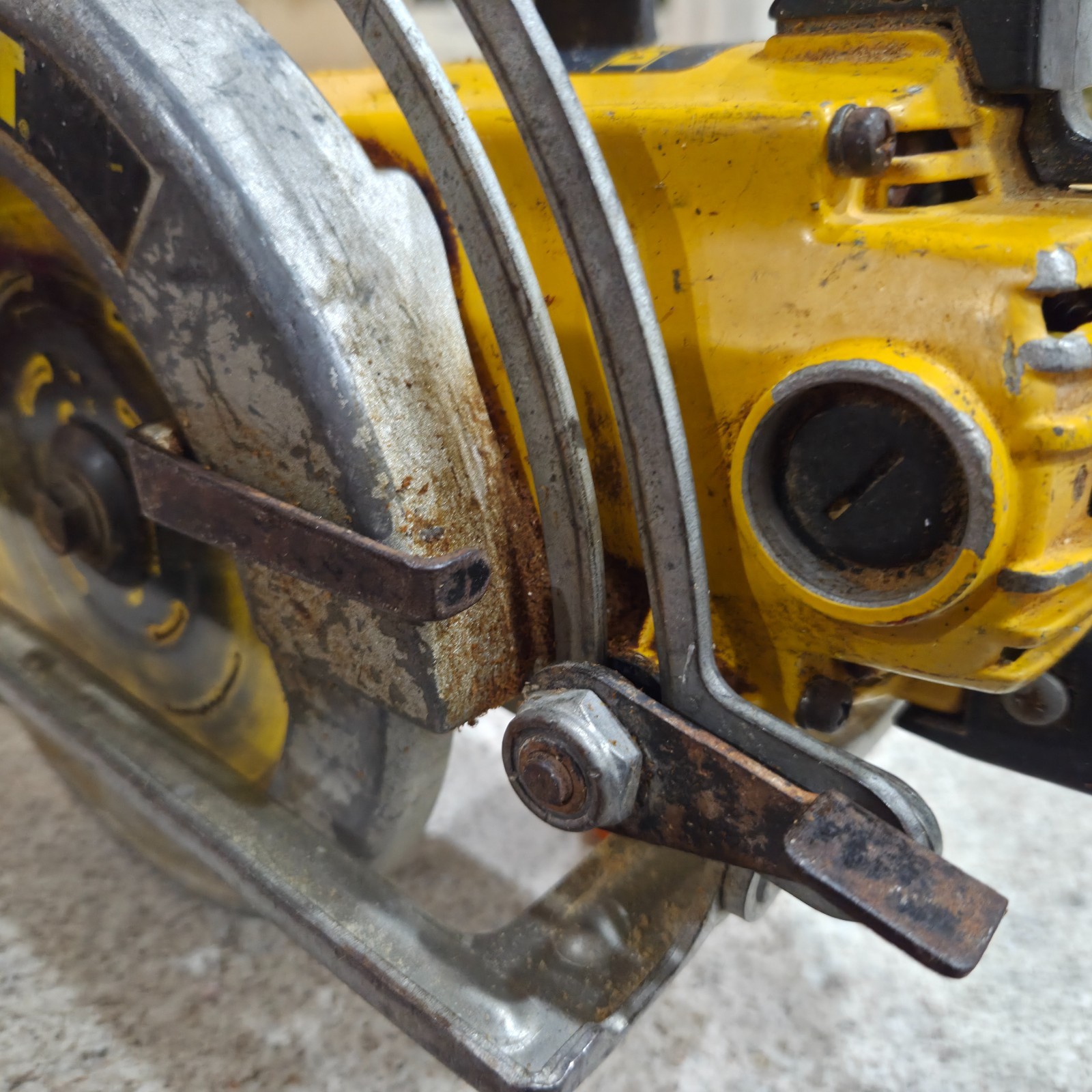 DeWalt DW377 7-1/4&Prime; Worm Drive Circular Saw Runs Smooth