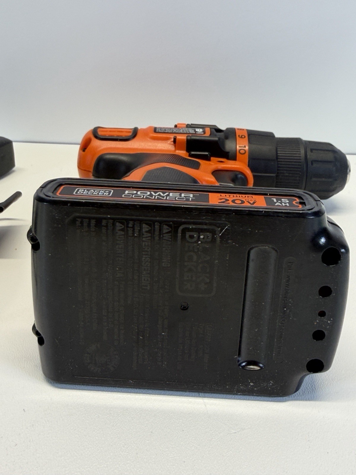 BLACK AND DECKER 20-Volt MAX Lithium-ion Cordless Drill/Driver LDX120 & Charger