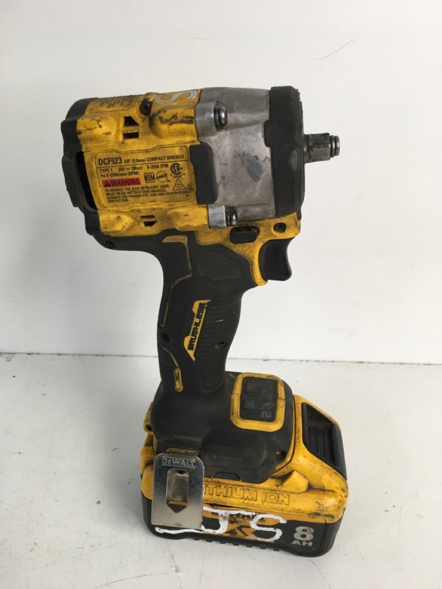 NEW DEWALT 20V BRUSHLESS 3/8&Prime; COMPACT IMPACT WRENCH W/ 8AH BATTERY (P24036566)
