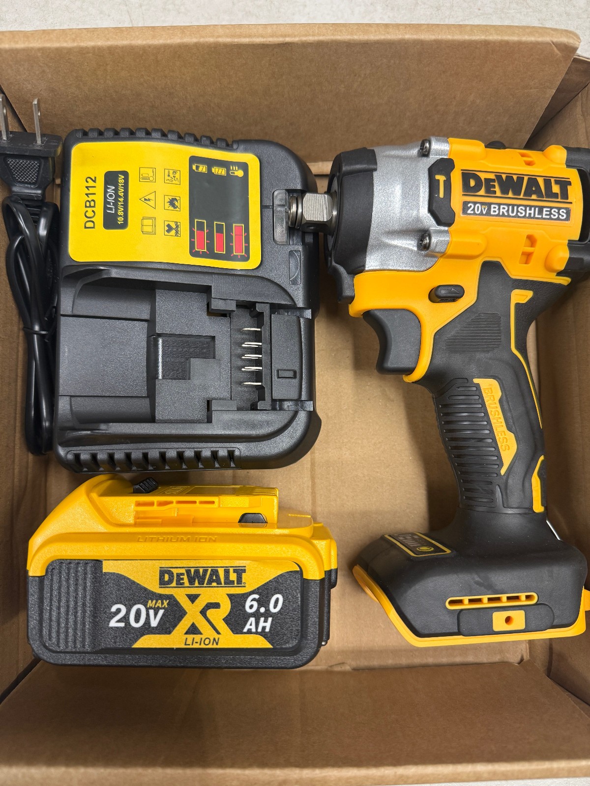 Dewalt DCF922 20V MAX 1/2&Prime;Brushless Compact Impact Wrench with Battery & Charger