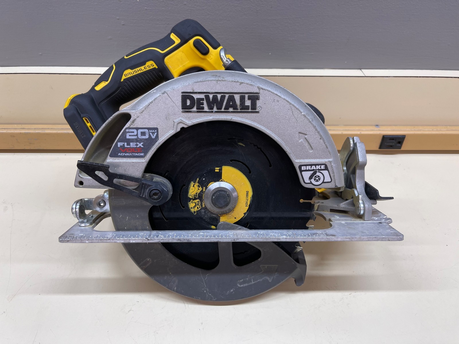 DEWALT DCS573 20V MAX FLEXVOLT 7-1/4&Prime; Brushless Circular Saw Tool Only Used