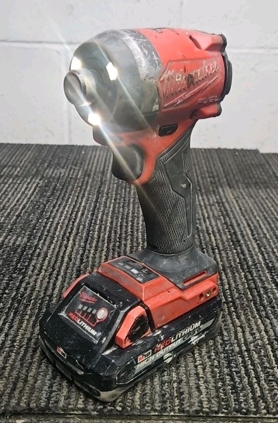 Milwaukee Tools 2953-20 M18 1/4&Prime; Hex Impact Driver + CP3.0 Ah Battery