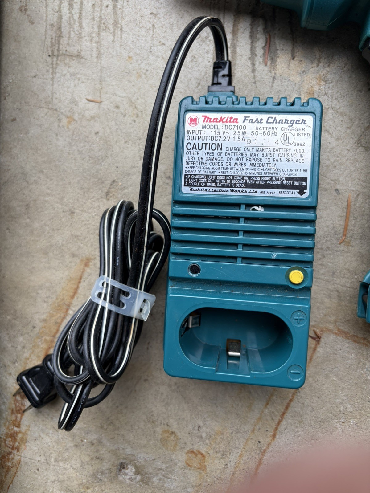 Makita 7.2V Cordless Drill 6071D & Charger DC7100 & Battery (Battery is shot)