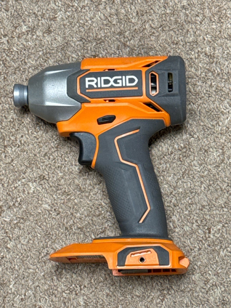 RIDGID 18V CORDLESS 1/4 IN. IMPACT DRIVER R860021 (TDW039664)