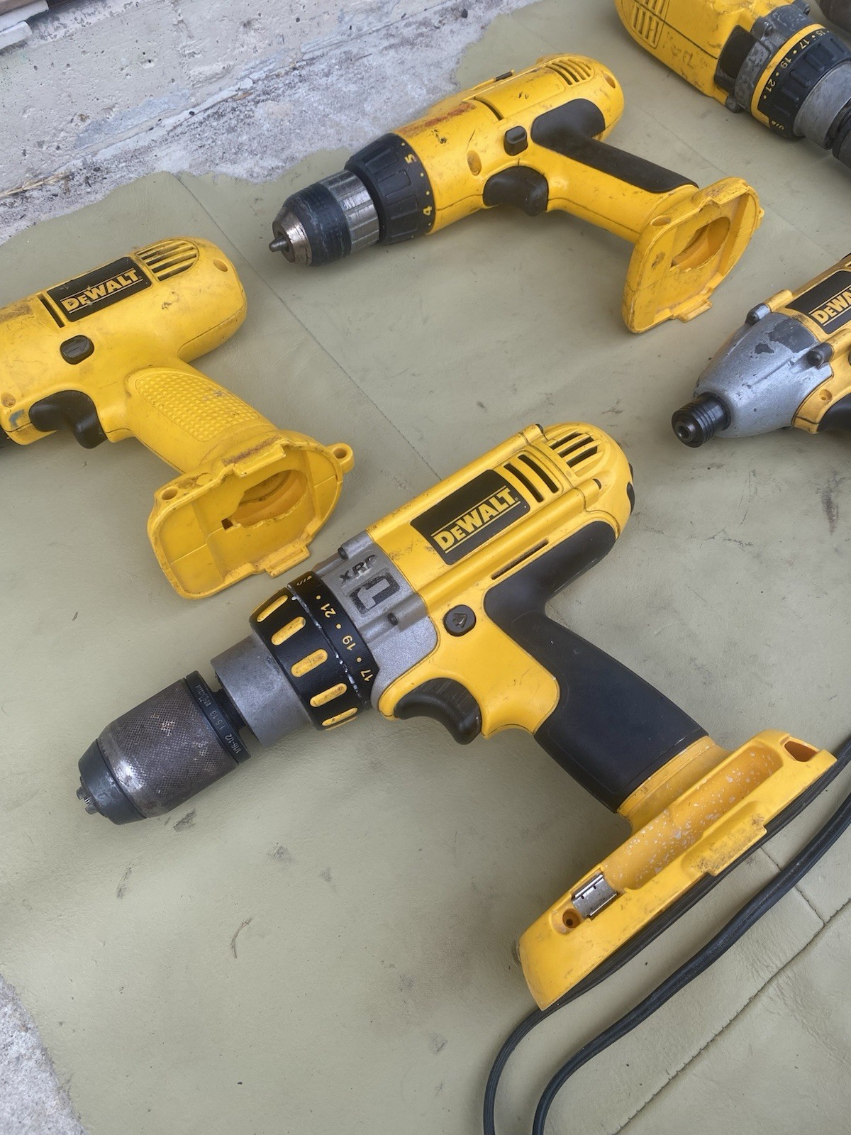 ✅12 PIECE DeWalt TOOL COMBO SET 6 DRILLS 1 FLASHLIGHT 4 BATTERIES 1 CHARGER USED