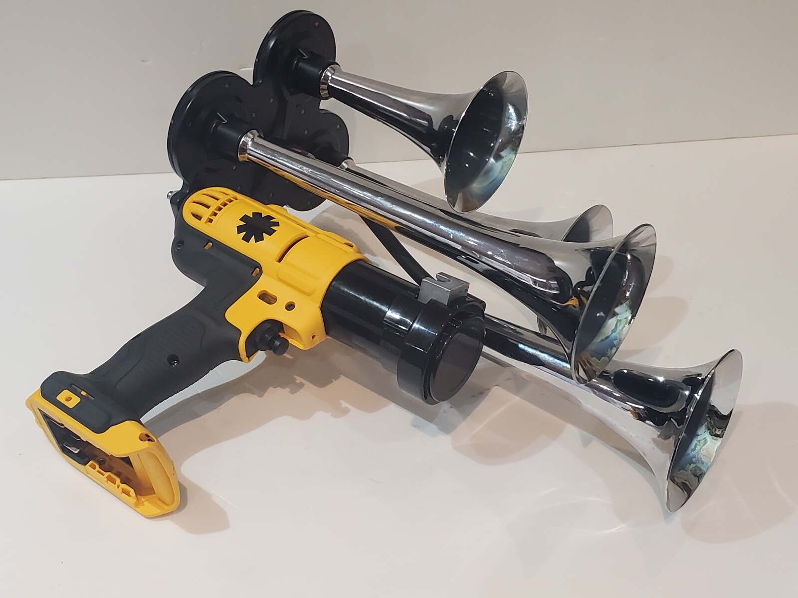 DeWALT 20V Max QUAD Air Horn, Train Horn Compressor ,Metal Chromed 14 Inch