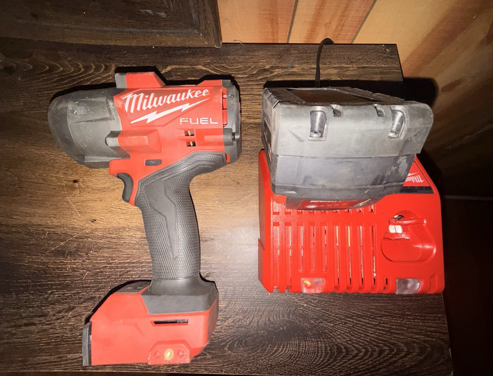 Milwaukee M18 FUEL 1/2 in 18V Brushless Impact Wrench 5.0Ah + Charger