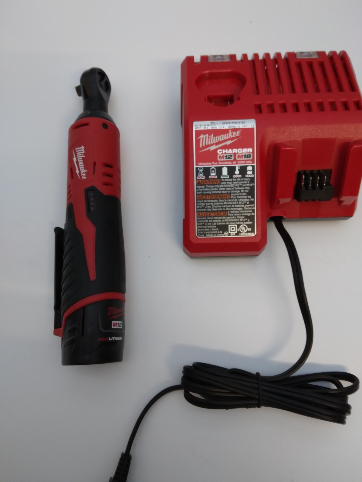 Milwaukee M12 2457-20 12V Li-Ion 3/8 » Cordless Ratchet w/ Battery and Charger