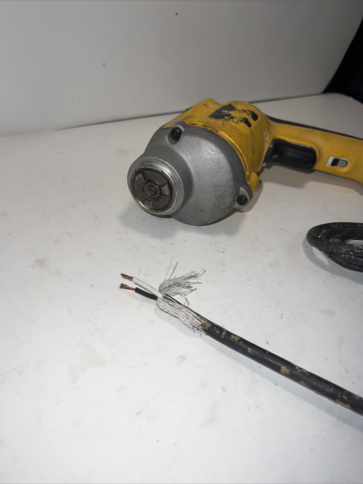 DEWALT DW272 4000RPM VSR Drywall Screwdriver – Yellow For Parts