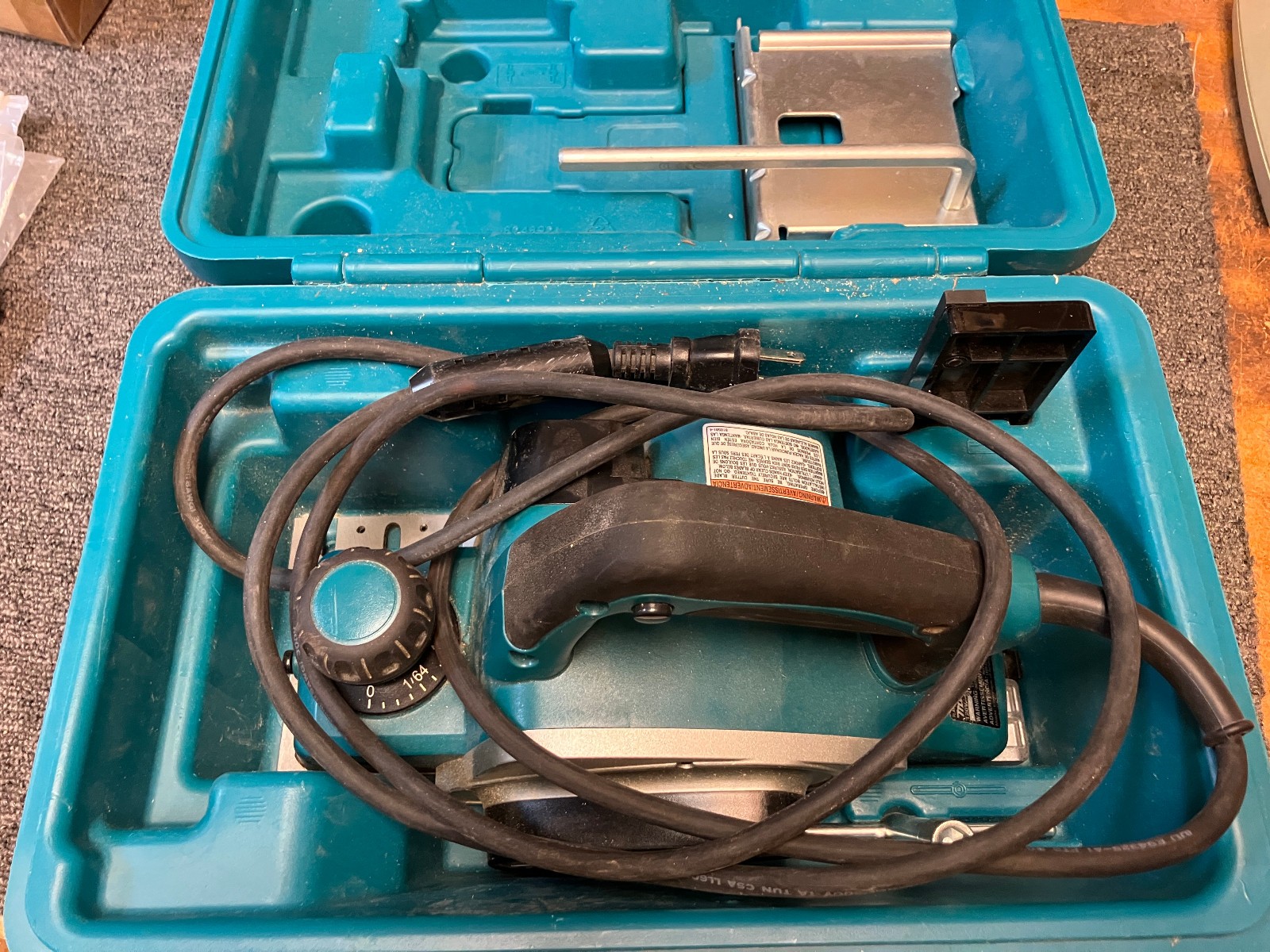 Makita 6.5 Amp 3‑1/4&Prime; Planer, with Tool Case 110v kp0800k
