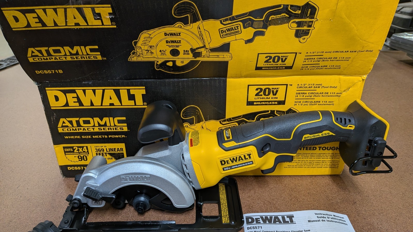 DeWalt Atomic 20V MAX 4 1/2 in Circular Saw Brushless Tool Only ModelDCS571B nob