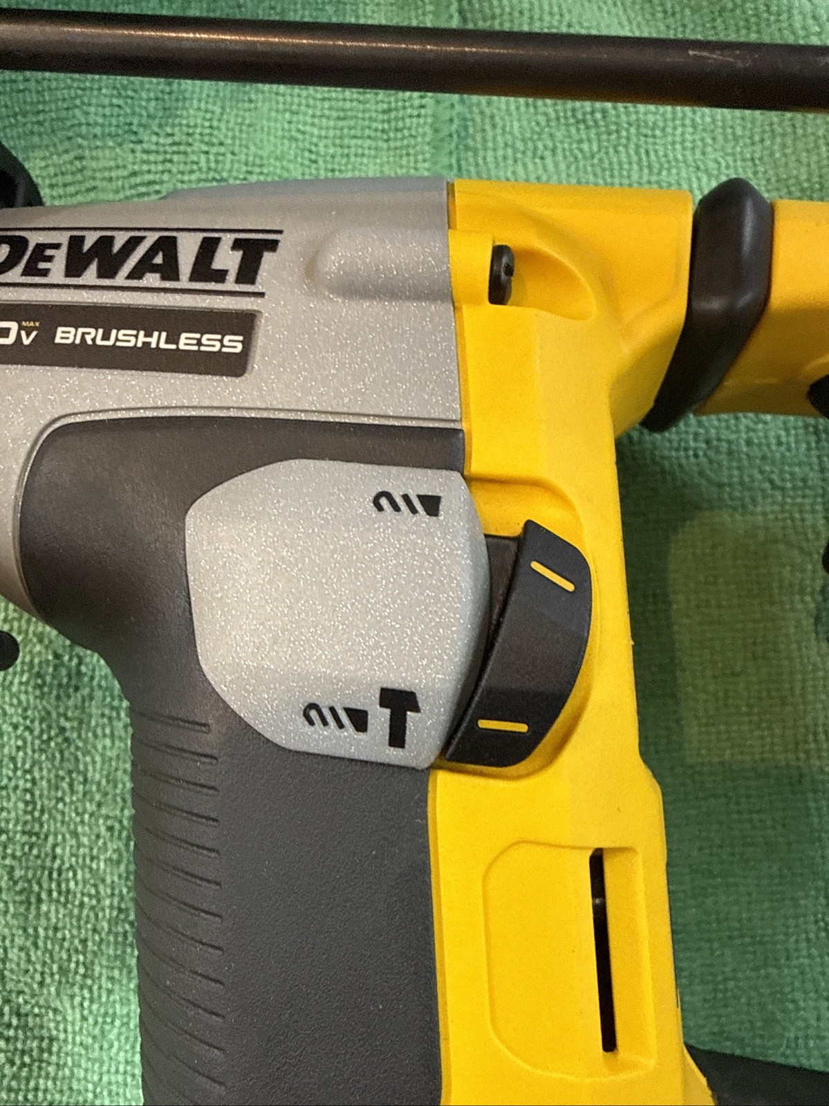 DEWALT DCH172 Atomic 20V Brushless Compact 5/8&Prime; SDS Plus Rotary Hammer Kit