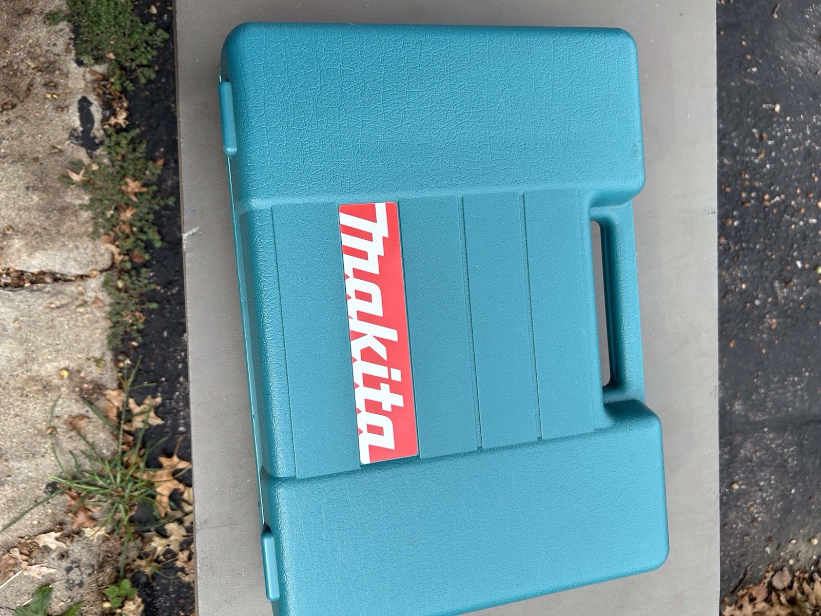 Makita T220D Cordless Stapler 9.6V W/ Case Battery And Charger