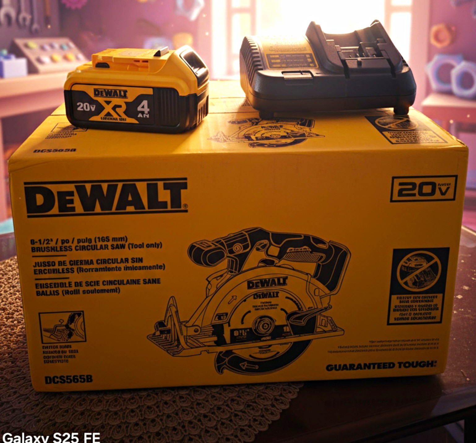 DEWALT DCS565B 20V MAX Brushless 6-1/2&Prime; Circular Saw Kit