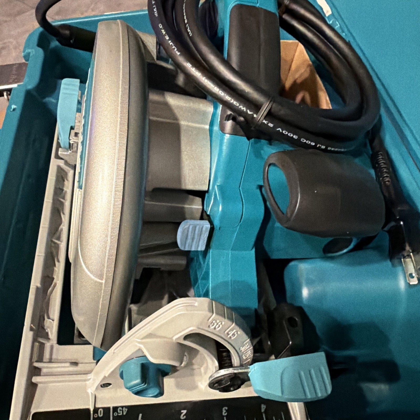 Makita 5007MG 7-1/4&Prime; Magnesium Circular Saw, 15 AMP, L.E.D. Light, case
