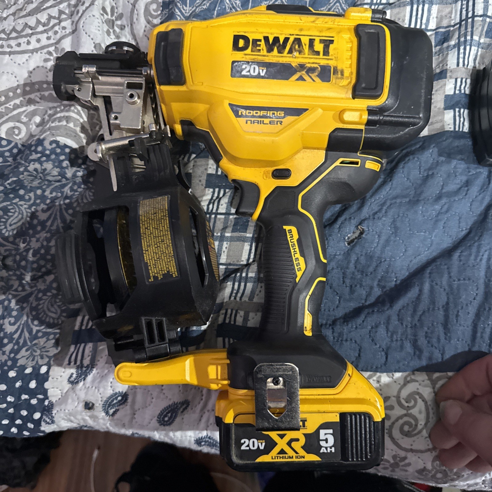 DEWALT DCN45RN 20v XR 15° Cordless Roofing Coil Nail Gun With Battery 5Ah XR