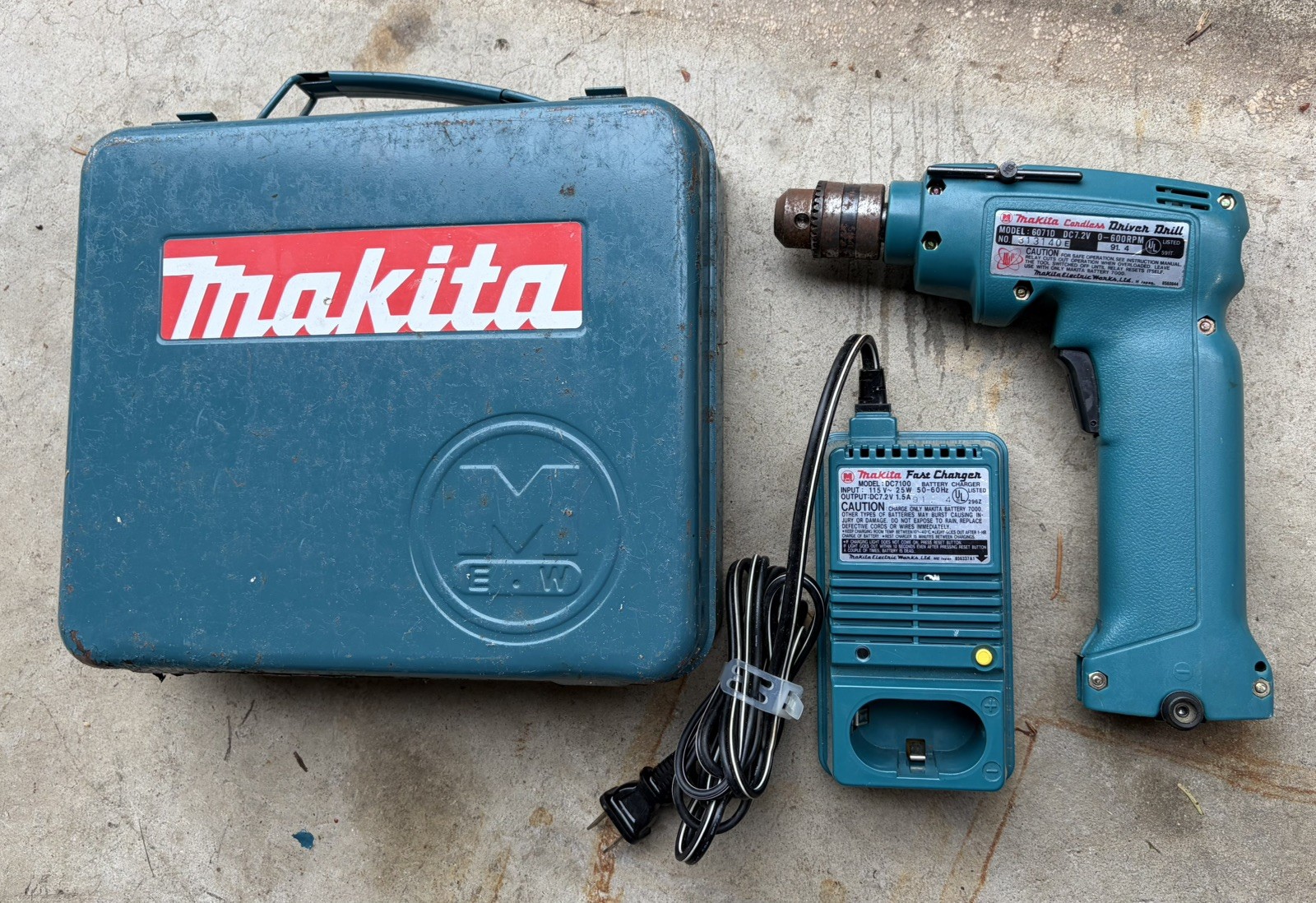 Makita 7.2V Cordless Drill 6071D & Charger DC7100 & Battery (Battery is shot)
