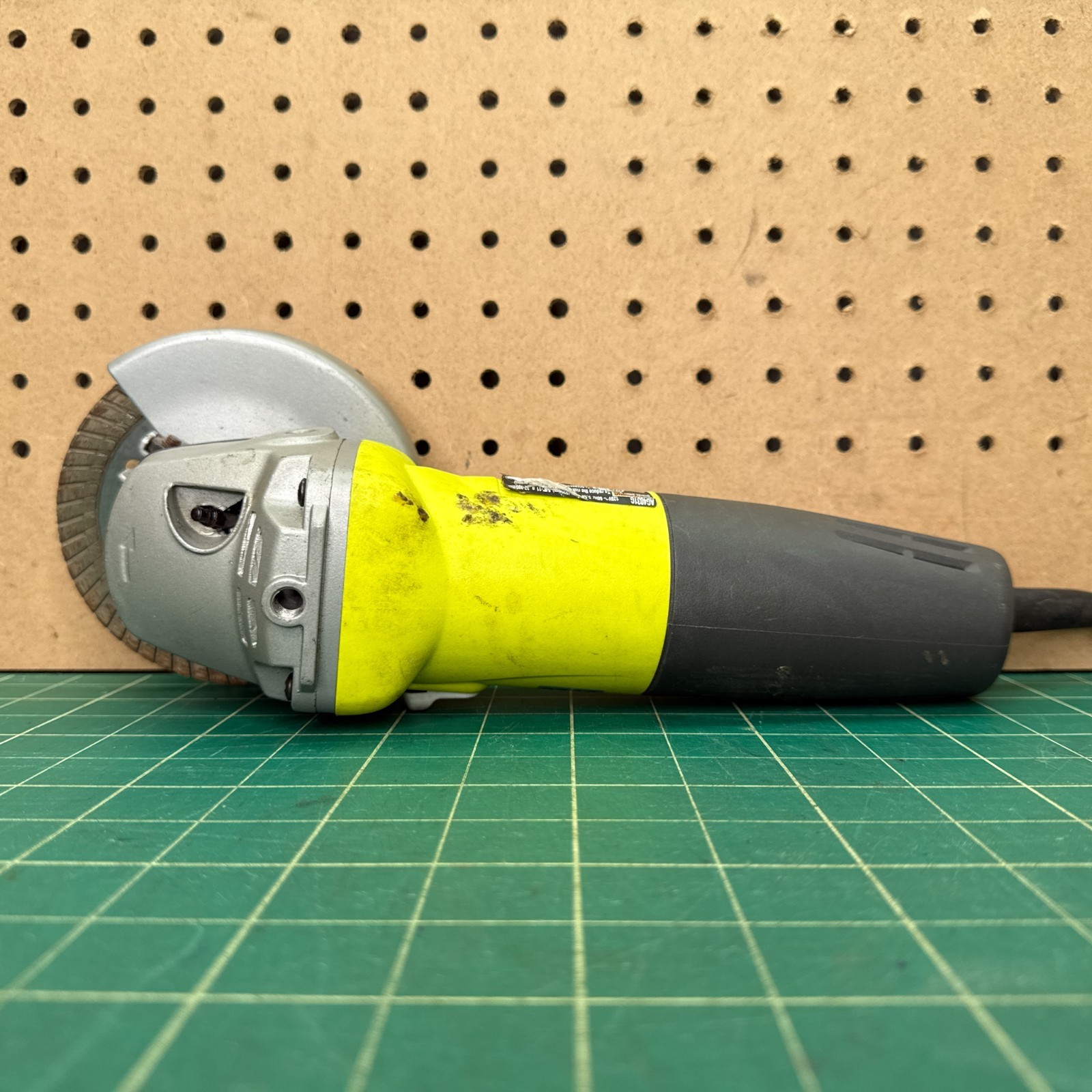 Ryobi AG4031G 4-1/2&Prime; Angle Grinder 120V 5.5 Amp Corded **FOR PARTS/REPAIR ONLY**