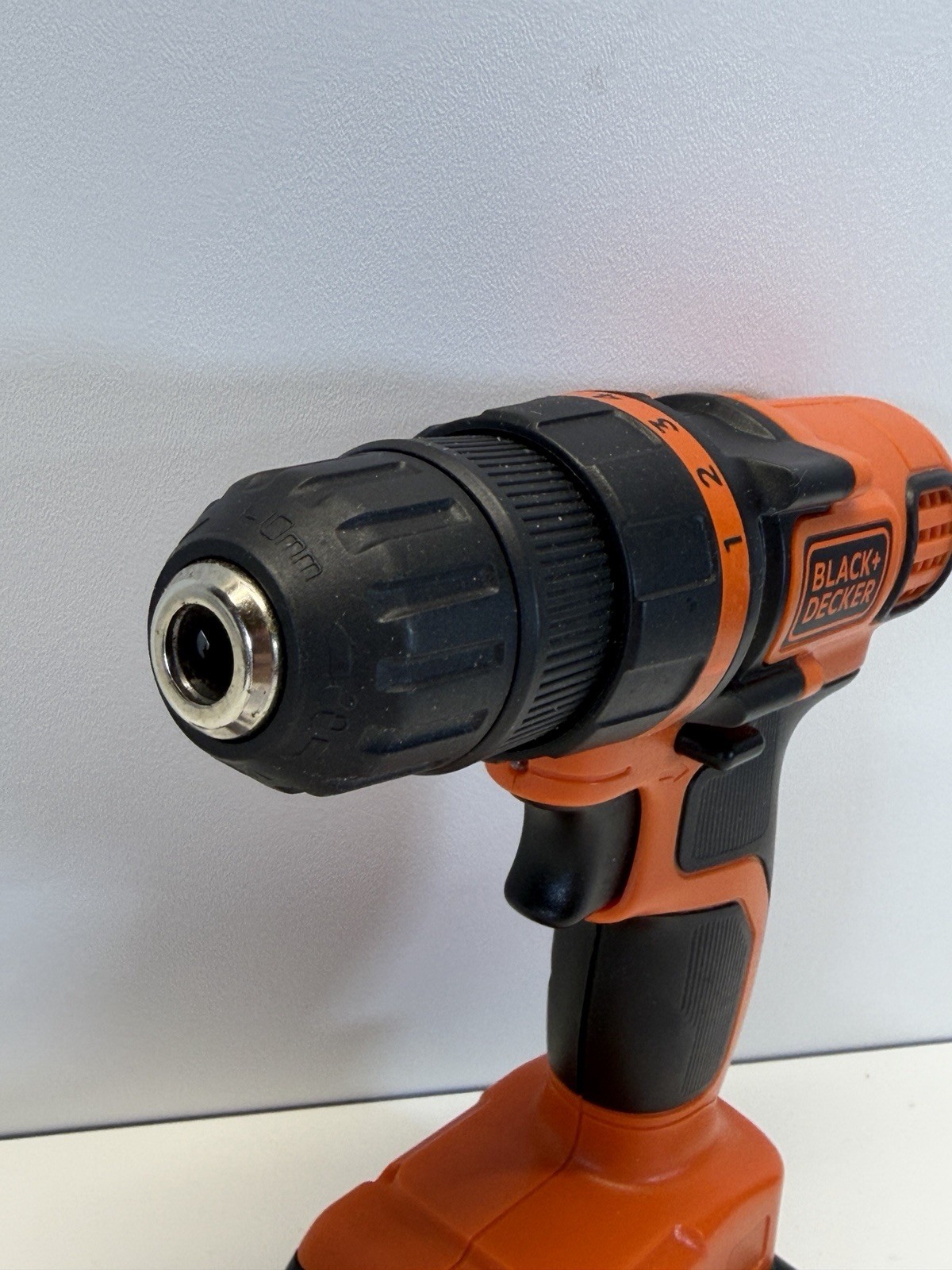 BLACK AND DECKER 20-Volt MAX Lithium-ion Cordless Drill/Driver LDX120 & Charger