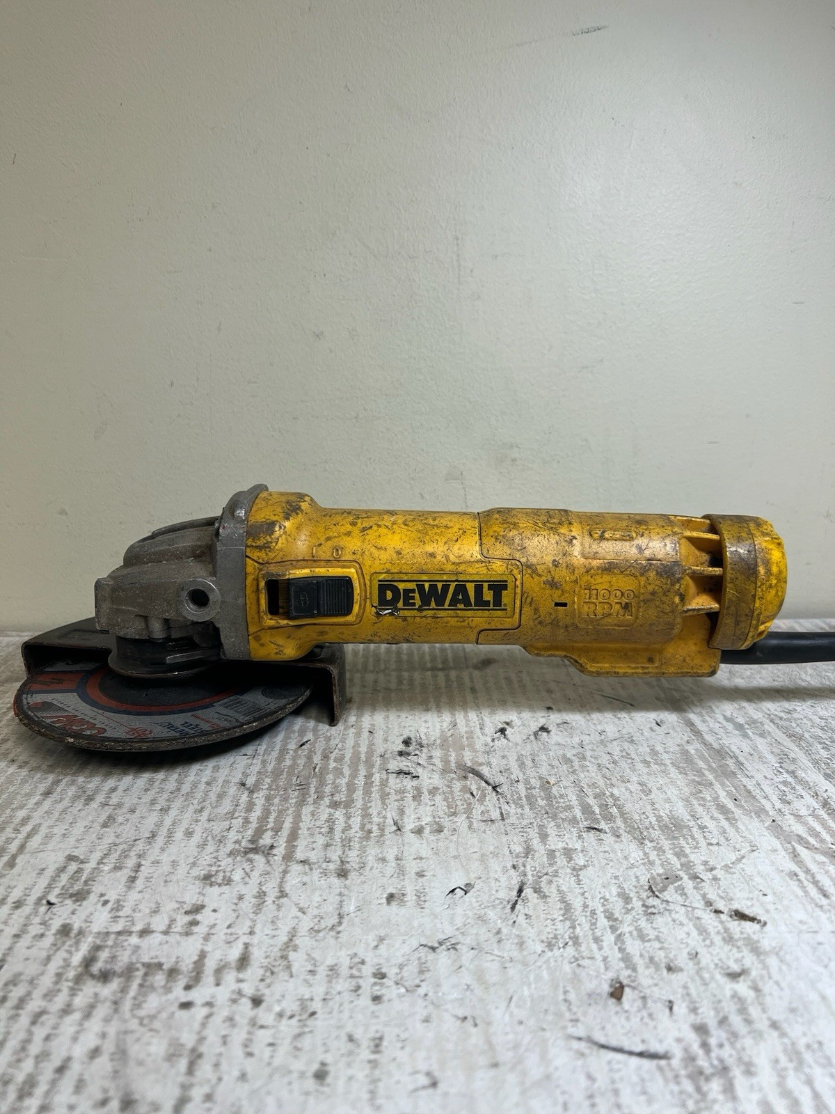 DEWALT DWE4214 120V 4-1/2&Prime; Corded Angle Grinder 7.5 Amp Tested Working