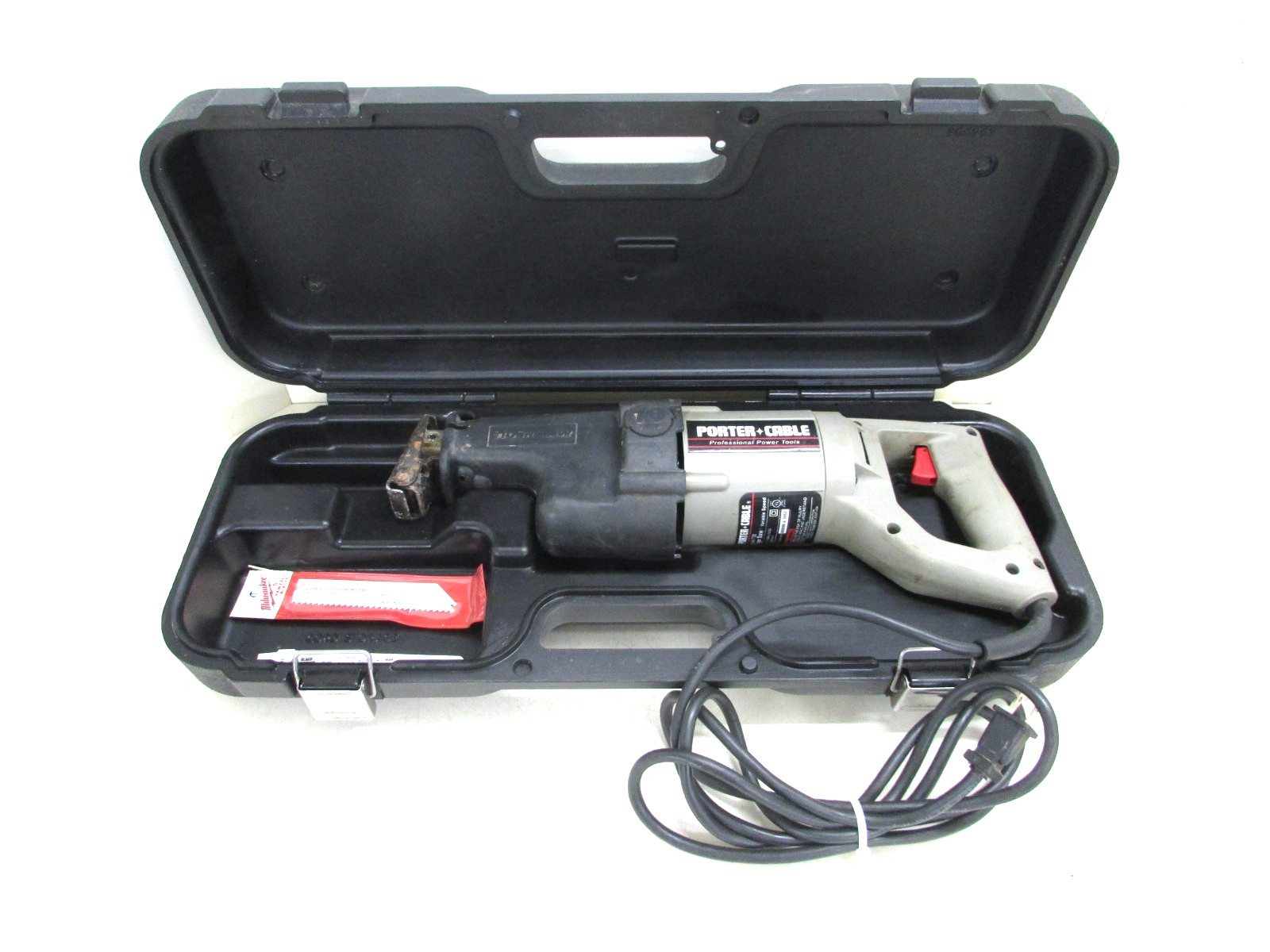 PORTER CABLE 738 VARIABLE SPEED RECIPROCATING TIGER SAW w/ CASE (3) NEW BLADES