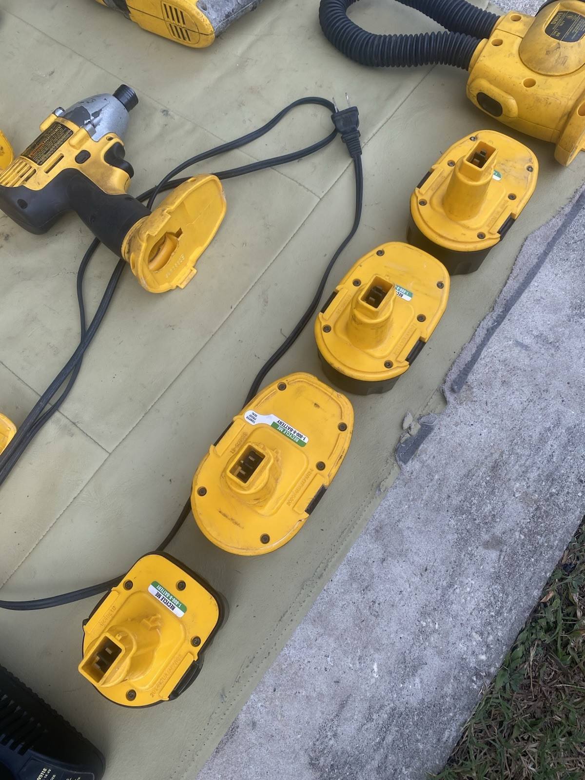 ✅12 PIECE DeWalt TOOL COMBO SET 6 DRILLS 1 FLASHLIGHT 4 BATTERIES 1 CHARGER USED
