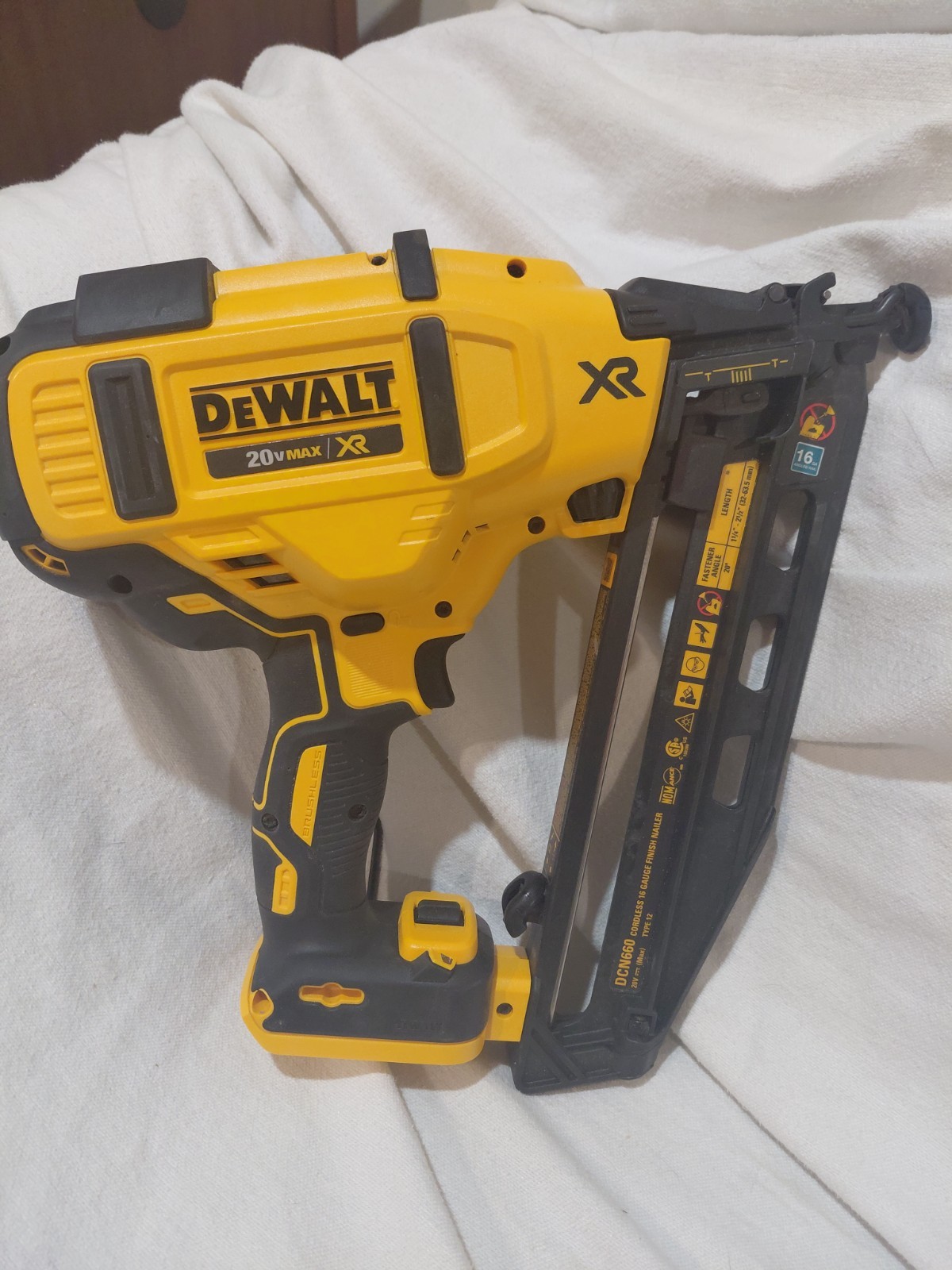 DEWALT XR 20V 16 GA Angled Finish Nailer Brushless Kit W/ Battery, Charger Bag