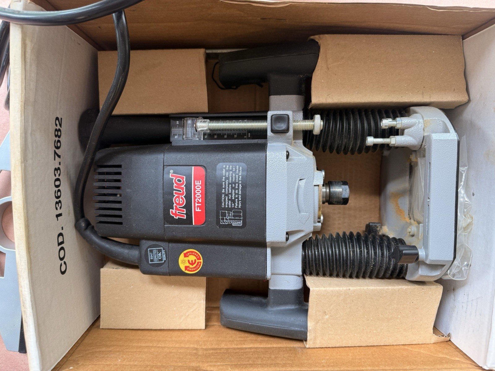 Freud FT2000E Plunge Router 3-1/4 HP Variable Speed 120V Edge Guide