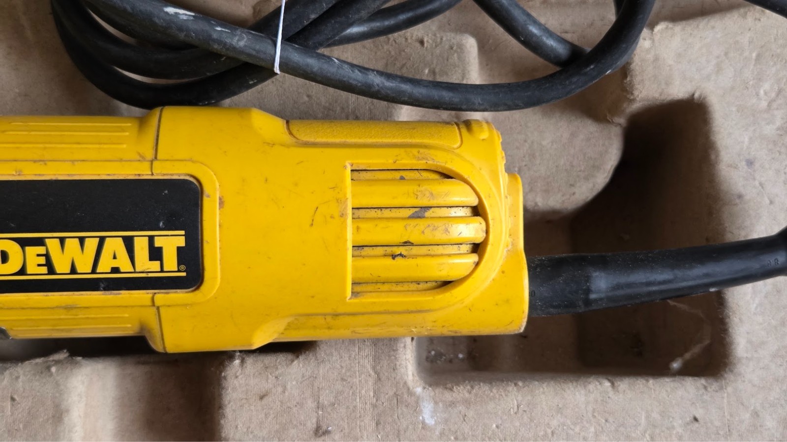 Returned C: DeWALT DWE4011 4-1/2” 7A Angle Grinder 120V (213-4011)