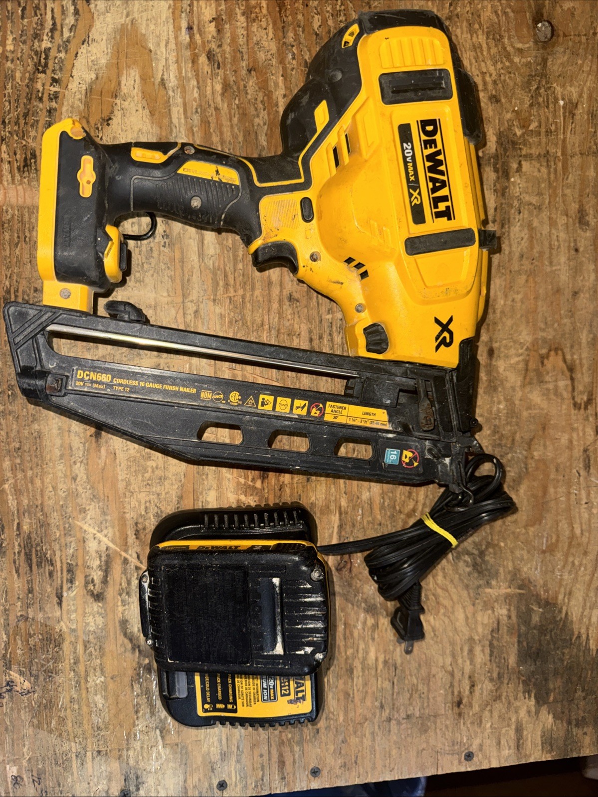 DCN660 DEWALT 20V MAX XR Cordless 16 Ga Angled Finish Nailer w/ BATTERY/CHARGER