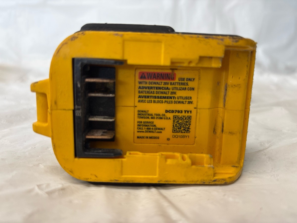 PRE-OWNED DEWALT 1/2&Prime;CORDLESS DRILL DCD793 WITH BATTERY (P23015762)