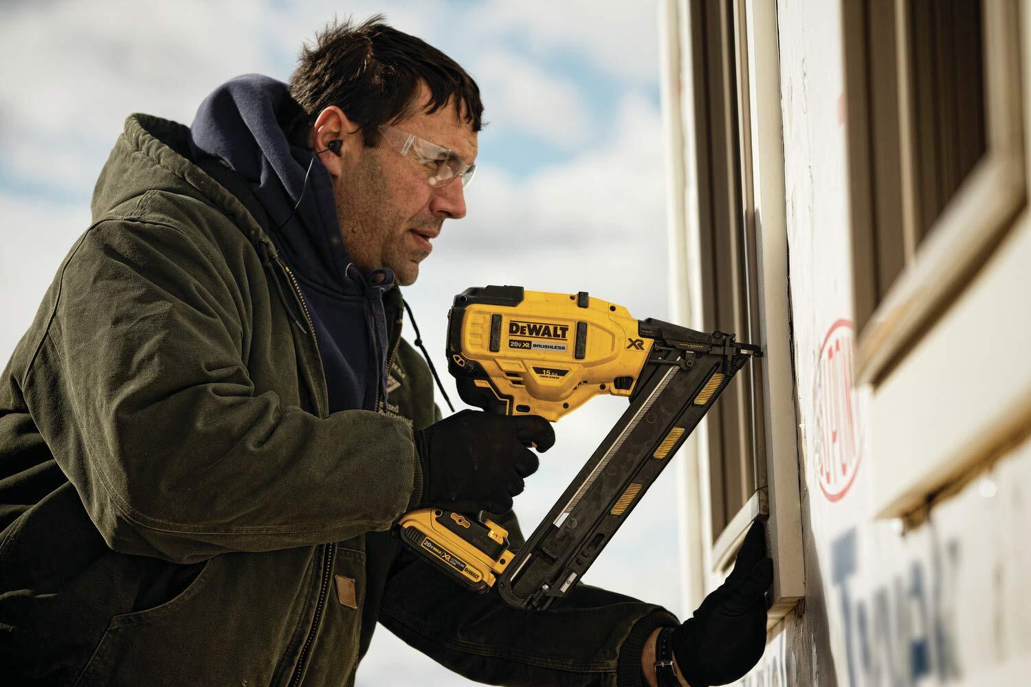 DEWALT 20V MAX Finish Nailer Kit Angled 15GA Battery Charger & Bag (DCN650D1)